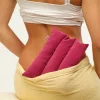 Almohada multiuso Golina apoyada sobre la zona lumbar