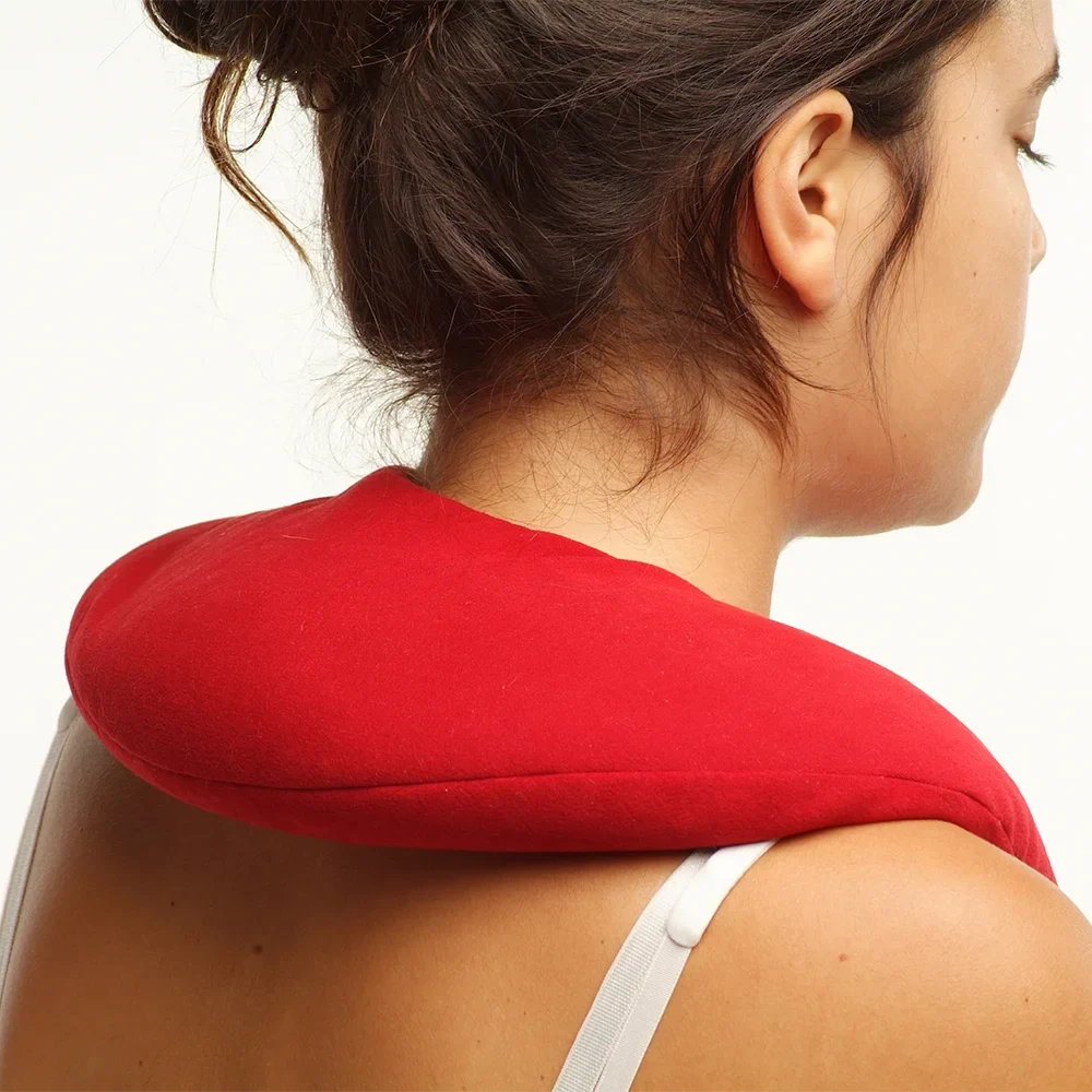 Cuello de descanso Golina puesto sobre los hombros